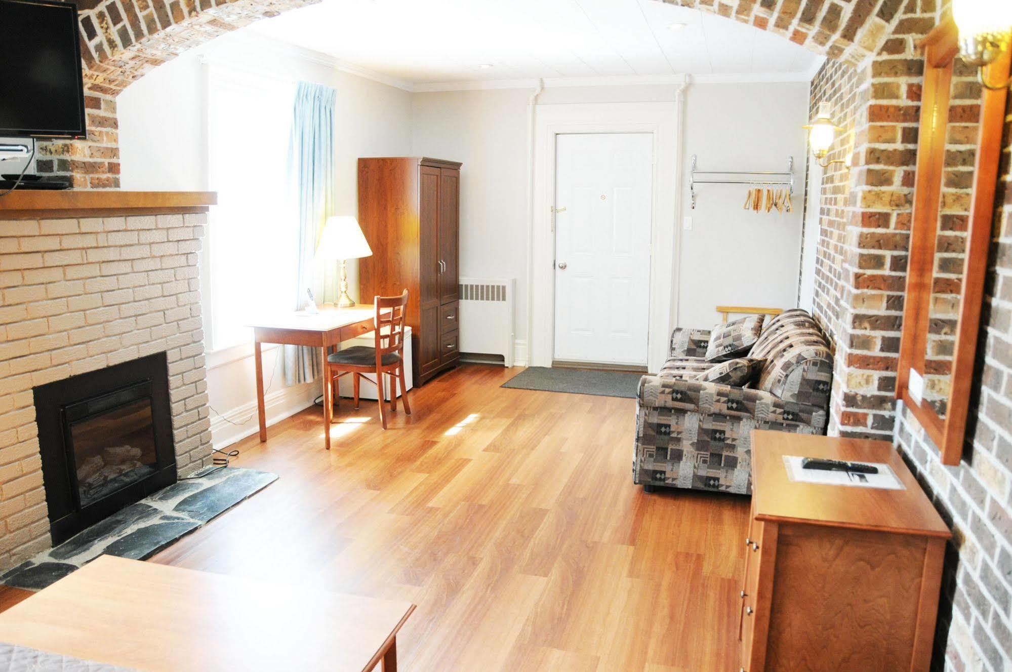 Motel & Hotel La Paysanne Sherbrooke Buitenkant foto